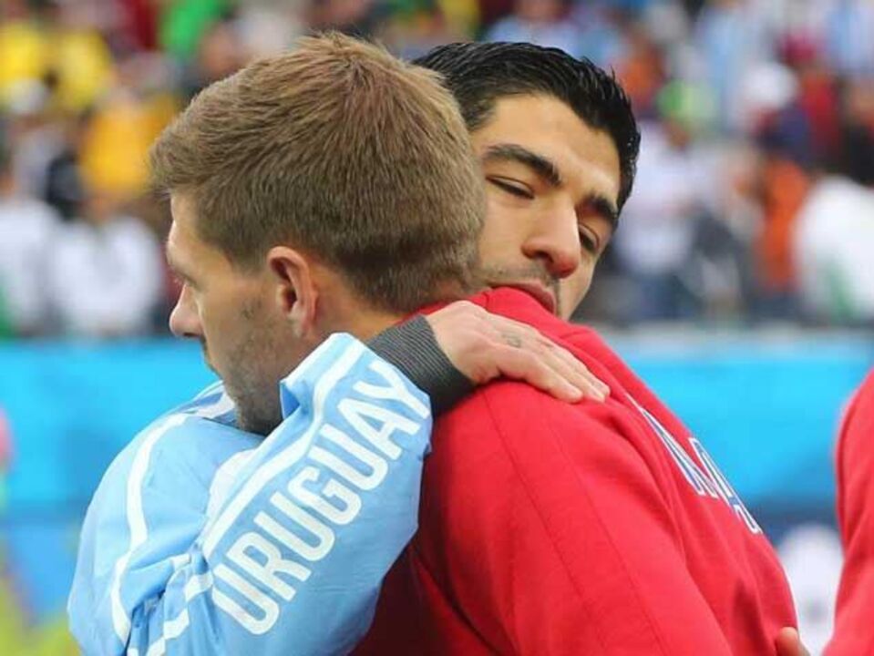 Gerrard: «Fui um prazer jogar com um talento como Suárez»