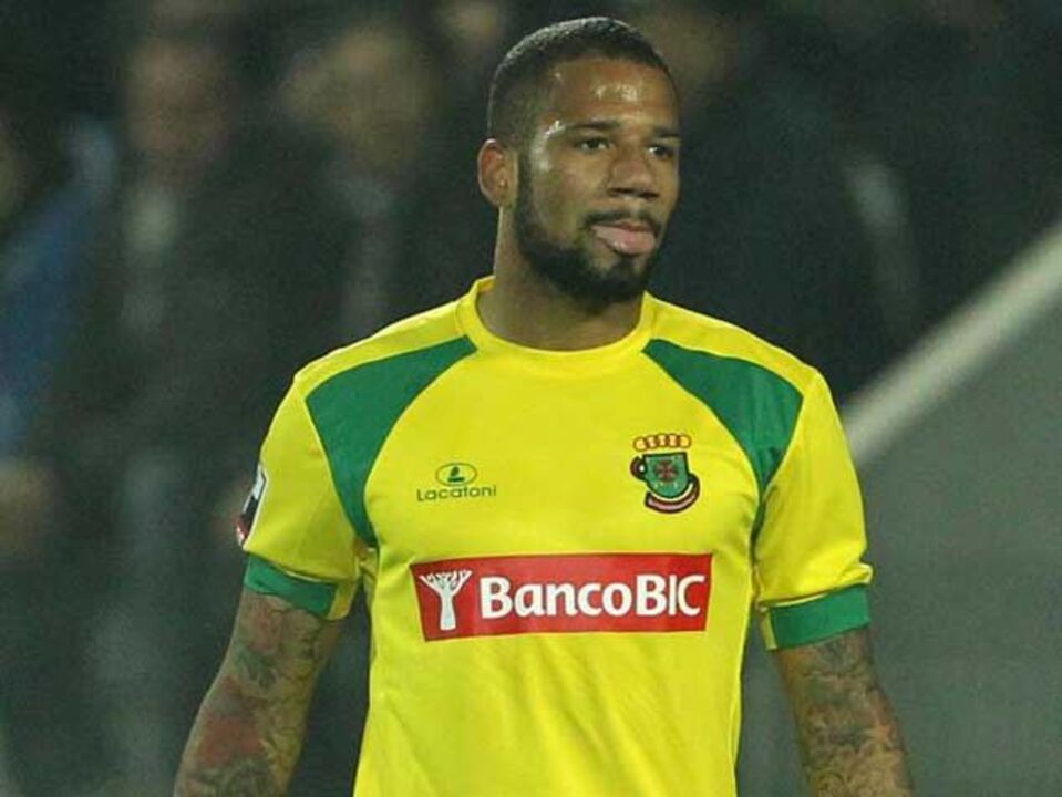 Bebé aguarda autorização para viajar