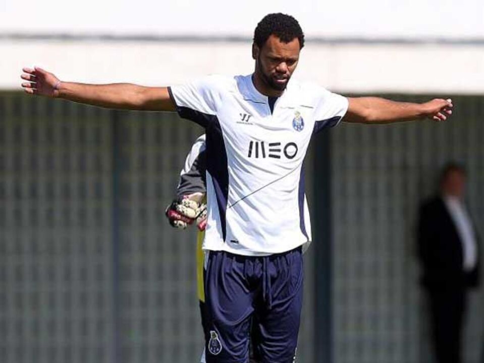 Rolando avança para a rescisão