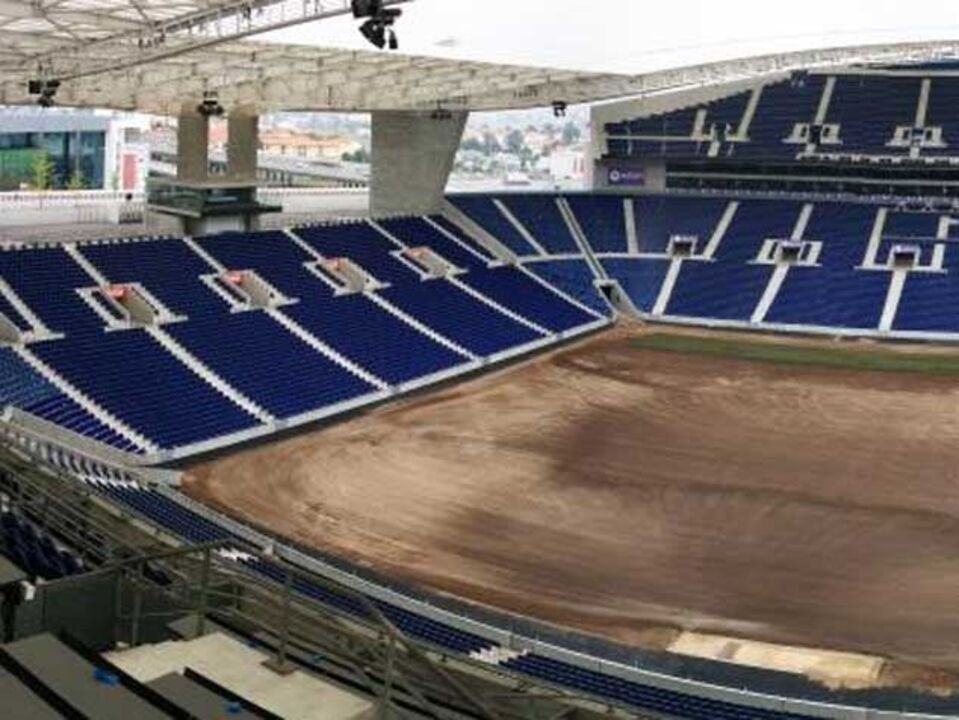 Dragão com relva nova até sábado