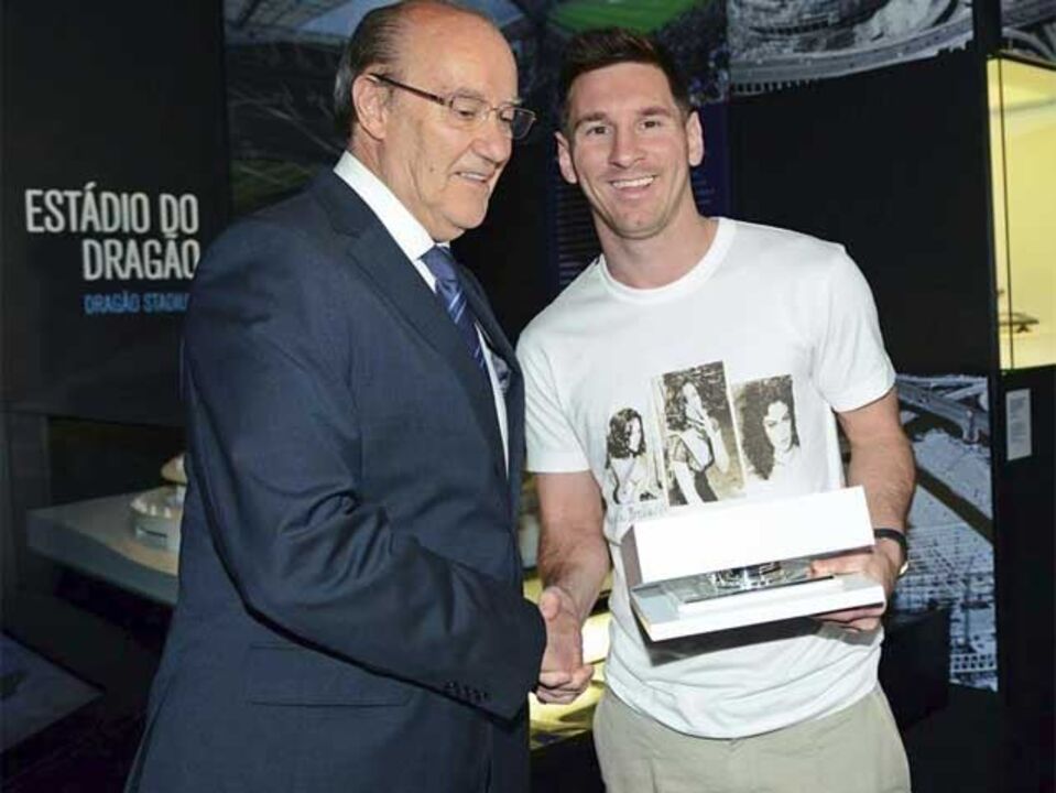 Pinto da Costa ofereceu réplica em prata do Dragão a Messi