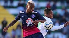 Talisca alvo para o meio-campo