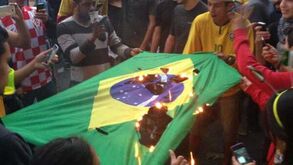 Bandeira queimada após eliminação