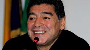 Maradona ri à gargalhada da desgraça brasileira