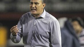 Tite ponderado para o lugar de Scolari
