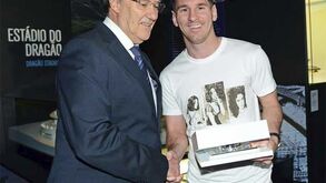 Pinto da Costa ofereceu réplica em prata do Dragão a Messi
