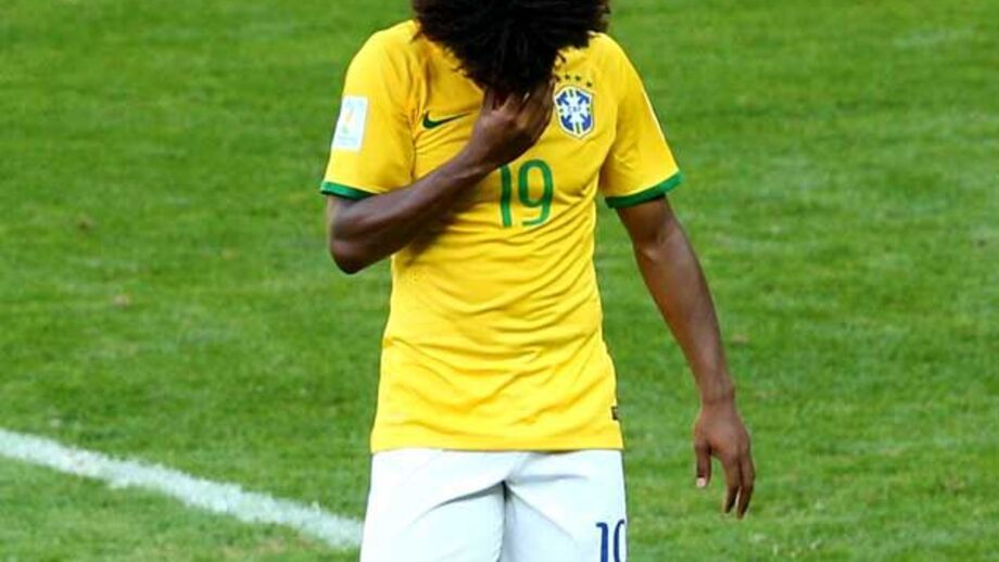 Willian abandona treino com dores nas costas