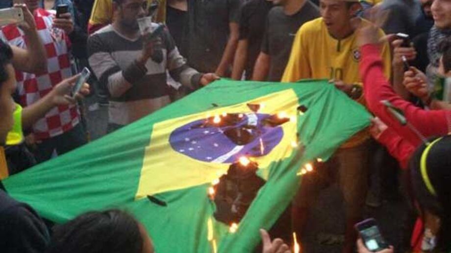 Bandeira queimada após eliminação