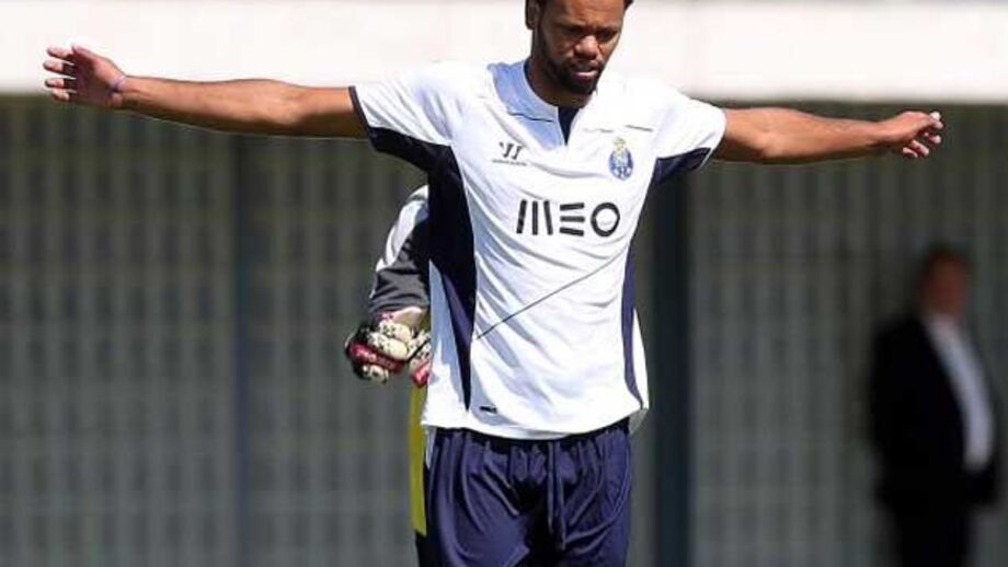 Rolando avança para a rescisão