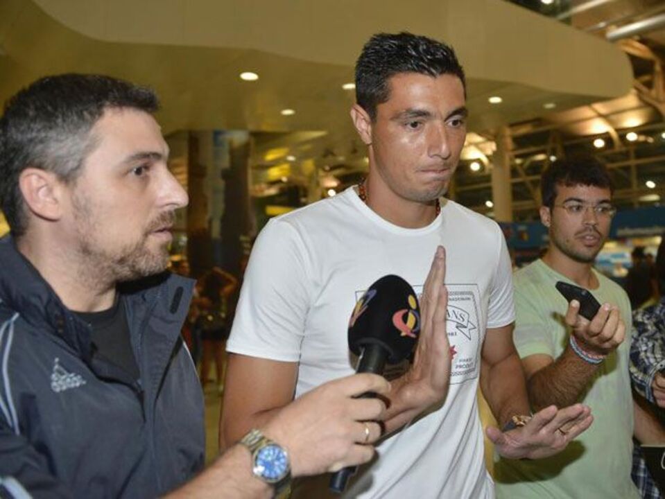 Águias oficializam saída de Cardozo