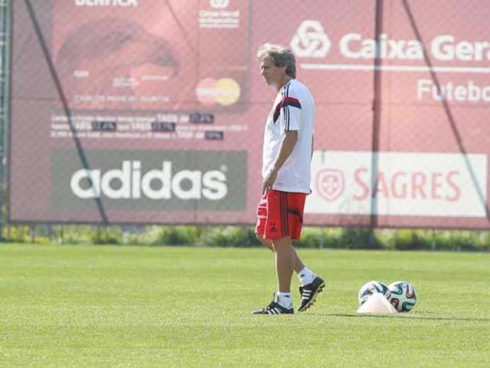 Jorge Jesus: «Treinámos algumas vezes num piso sintético»