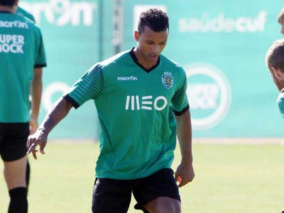 Nani e Ola John "sobem" no terreno