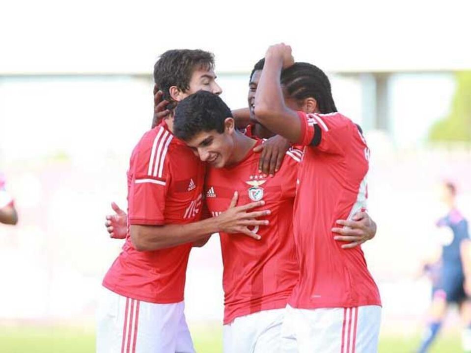 Benfica B-Sp. Covilhã, 3-1: Uma dor de cabeça chamada Gonçalo Guedes