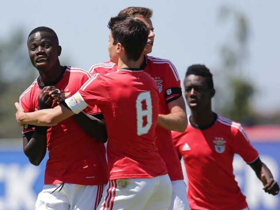 Iniciados: Benfica começa com goleada