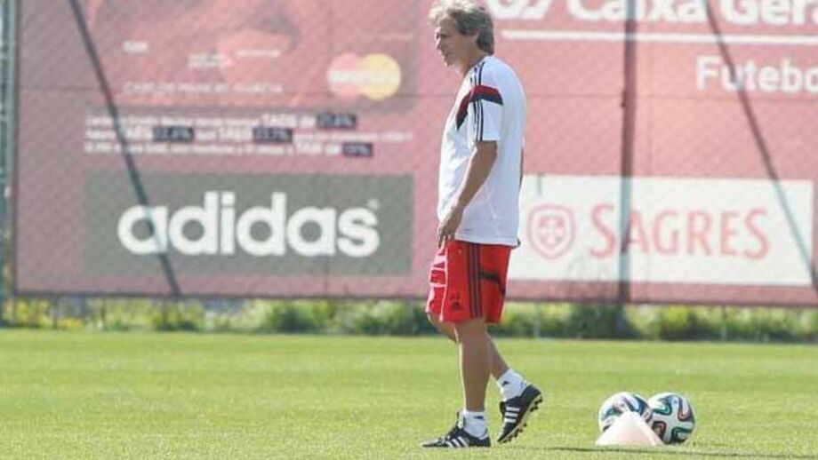 Jorge Jesus: «Treinámos algumas vezes num piso sintético»