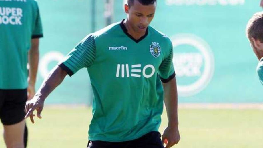 Nani e Ola John "sobem" no terreno