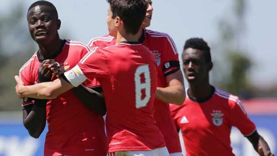 Iniciados: Benfica começa com goleada