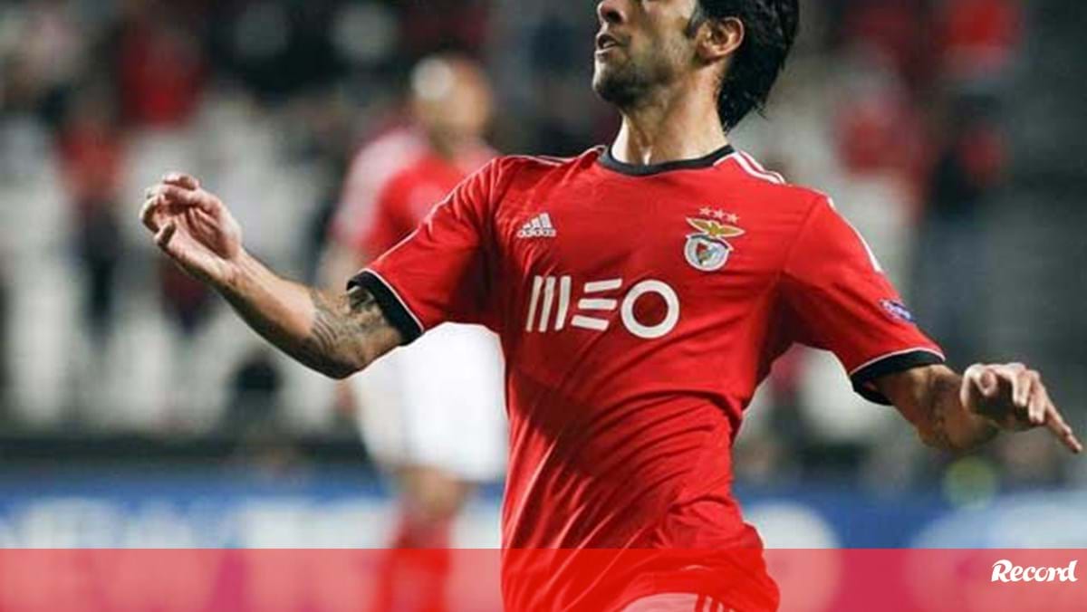 Após seis temporadas, atacante deixa o Southampton e assina pelo Besiktas  