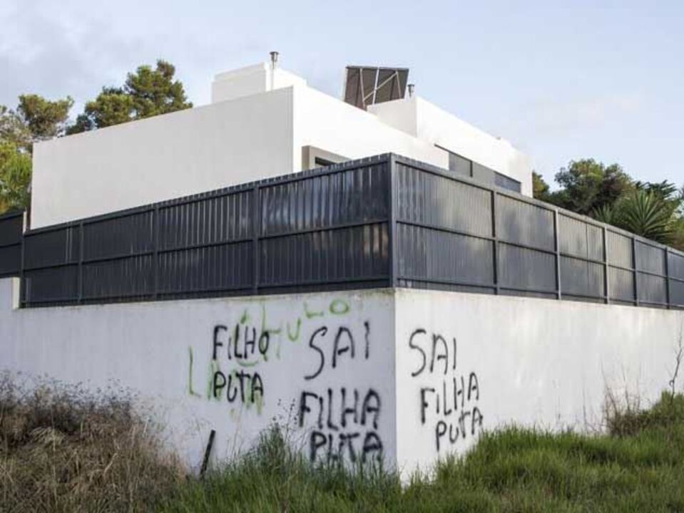 Casa de Carlos Martins vandalizada
