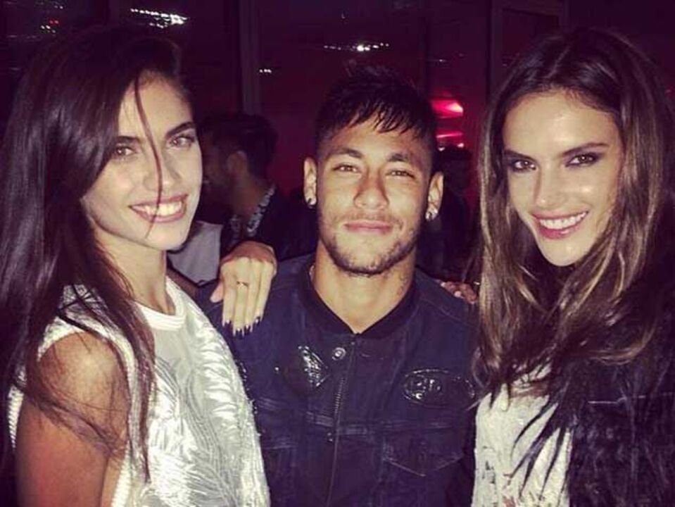 Sara Sampaio diverte-se com Neymar em Milão