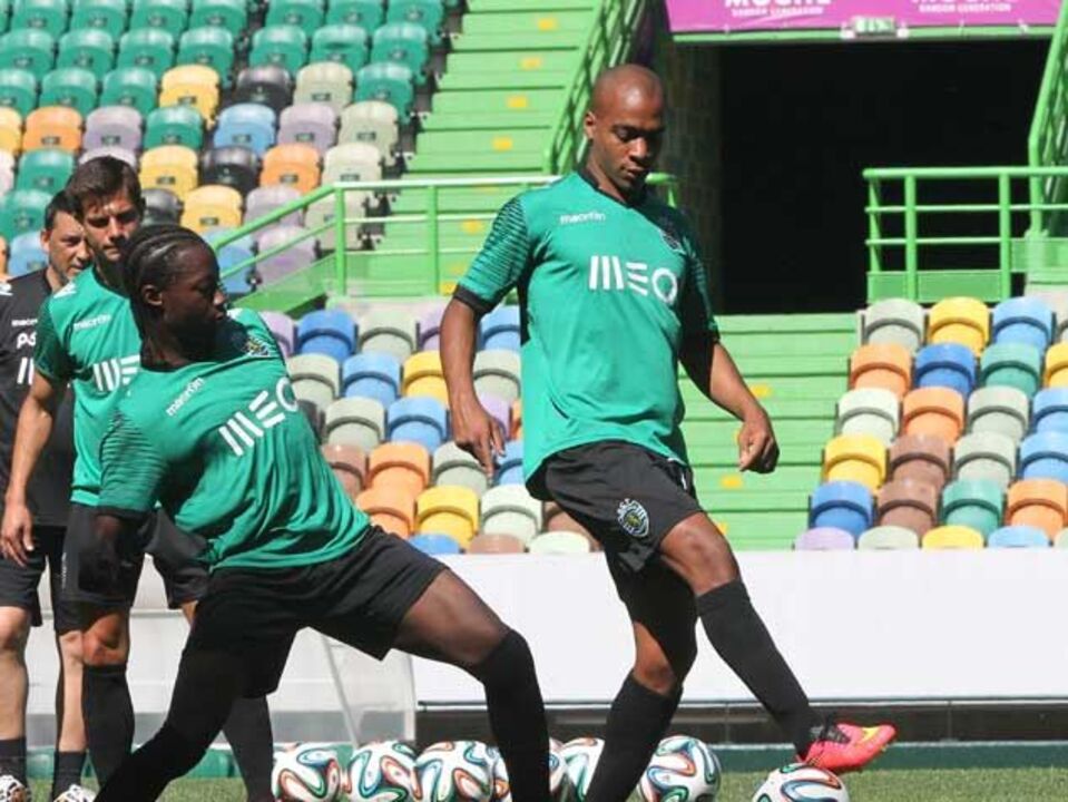 João Mário na frente para render Martins 