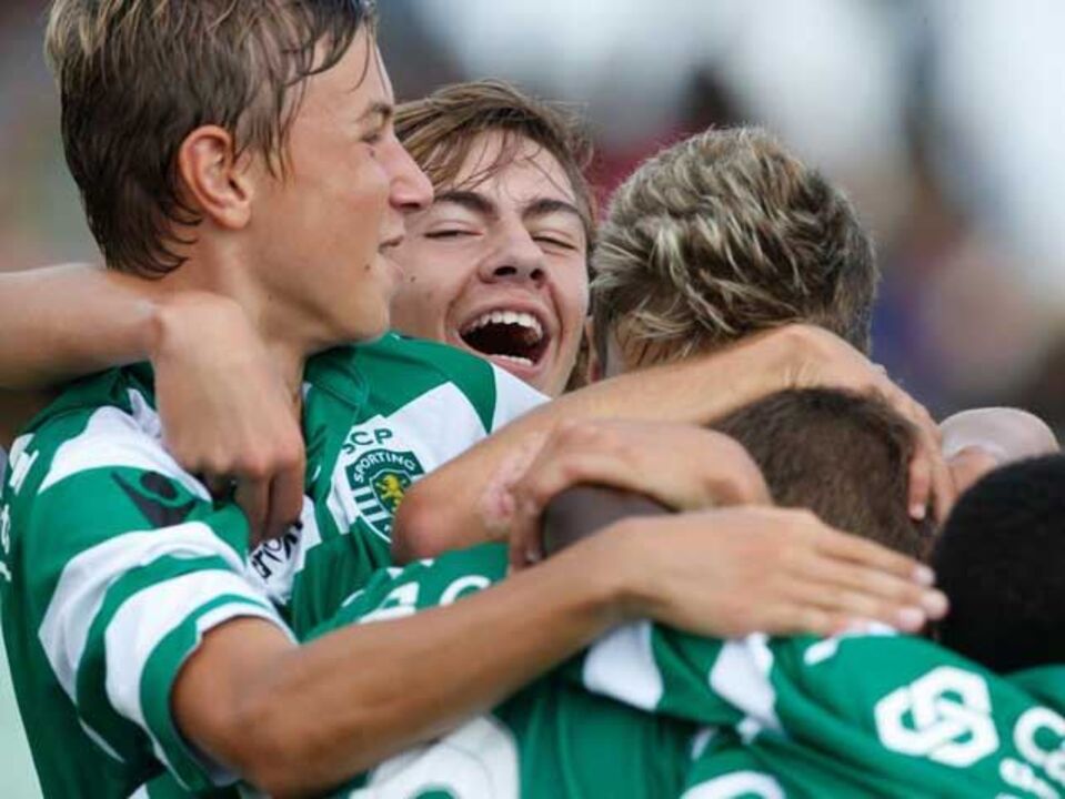 Iniciados: Sporting "esmaga" Oeiras (6-0)