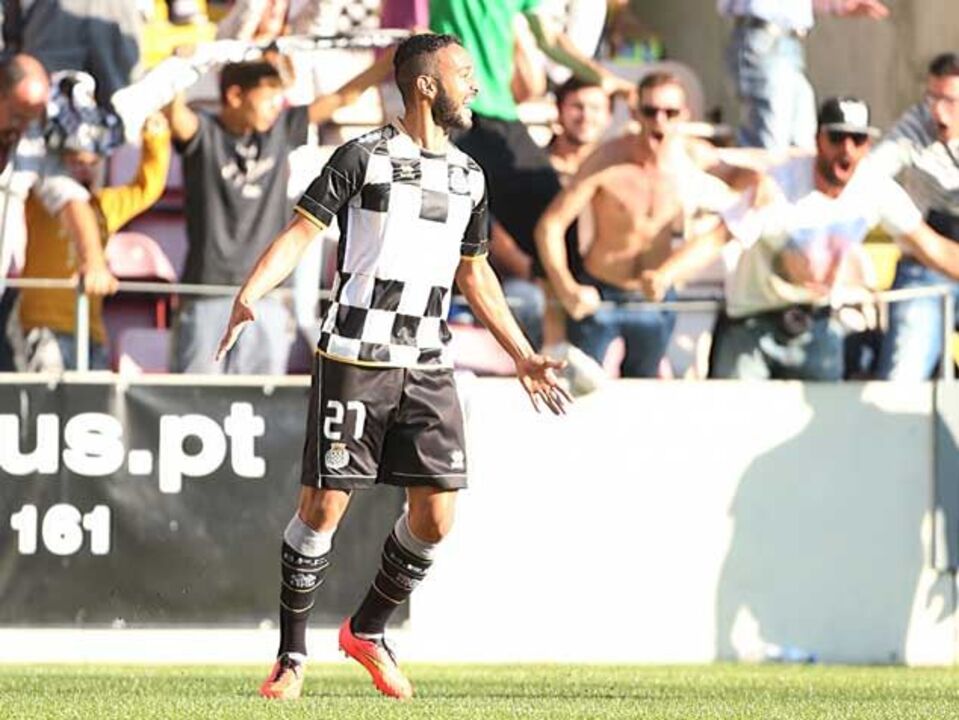 Bis vale reviravolta e segunda vitória 