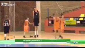 Basquetebolista tem 2,26 metros aos... 14 anos