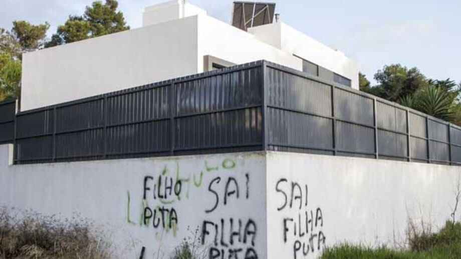 Casa de Carlos Martins vandalizada