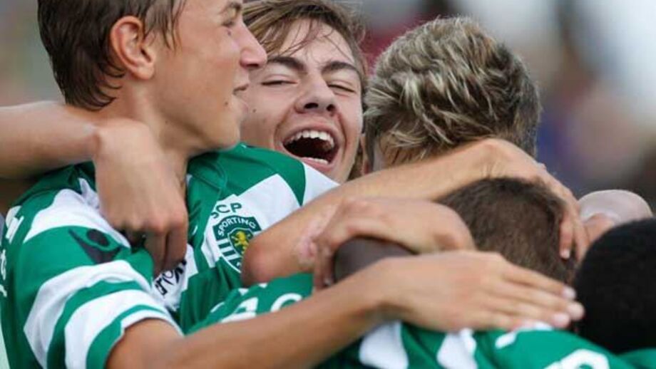 Iniciados: Sporting "esmaga" Oeiras (6-0)