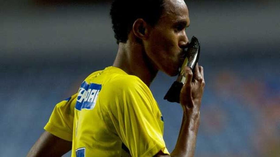 Bis de Kuca garante empate com Briosa