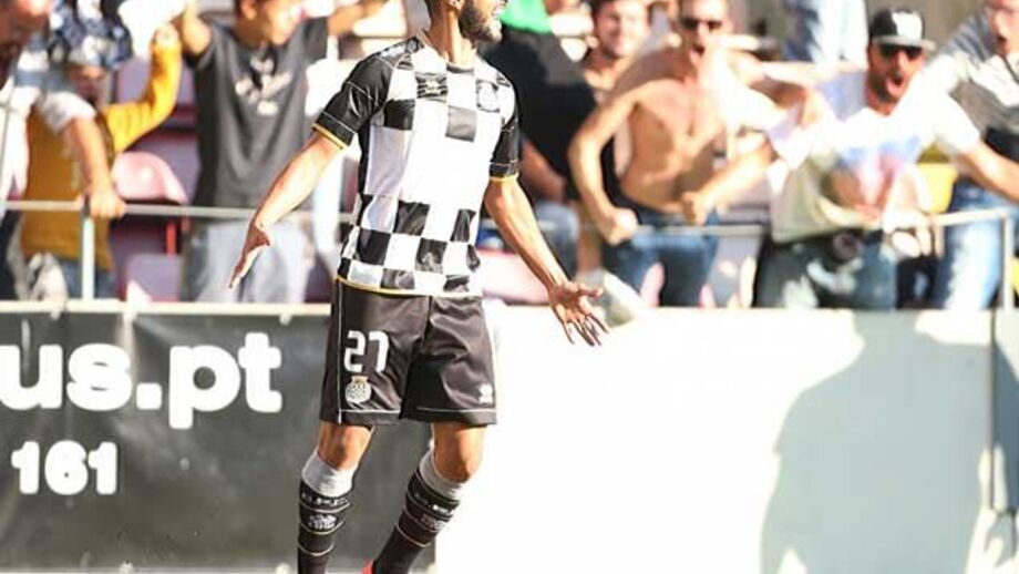 Bis vale reviravolta e segunda vitória 