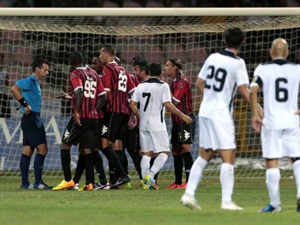 Olhanense-Farense, 1-3: Regresso polémico e emotivo do clássico algarvio