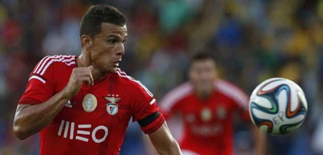 Lima à frente de Talisca para atacar o Arouca