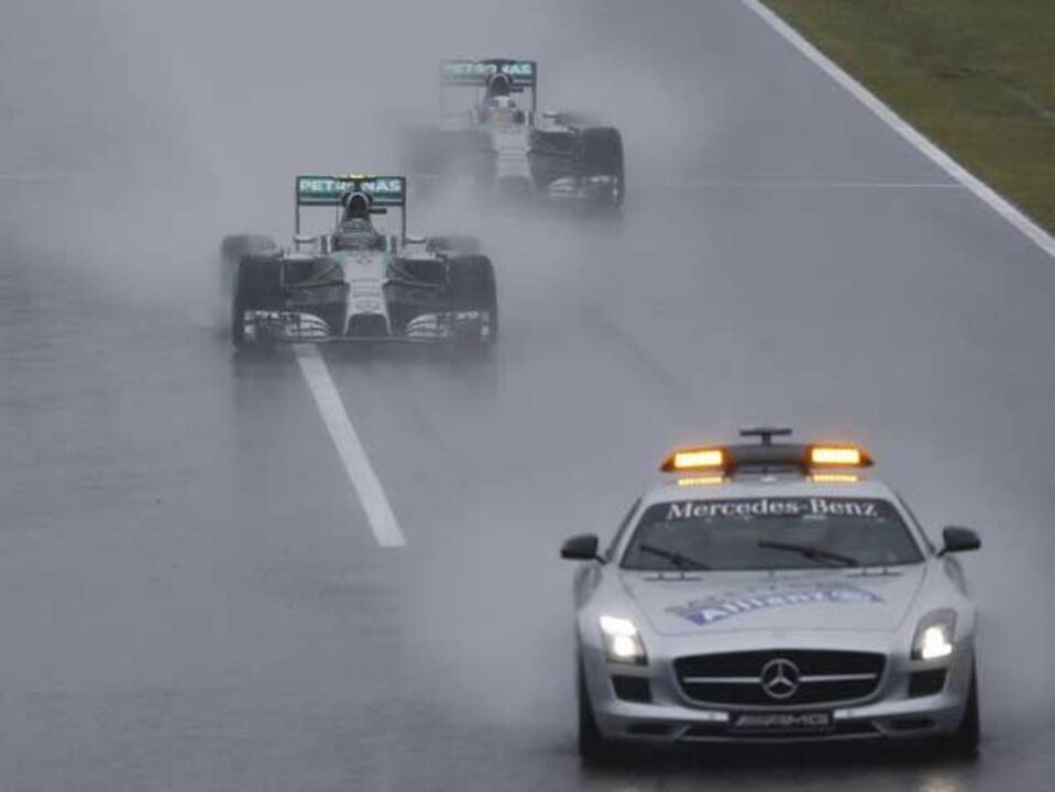 Hamilton vence GP do Japão sob bandeira vermelha