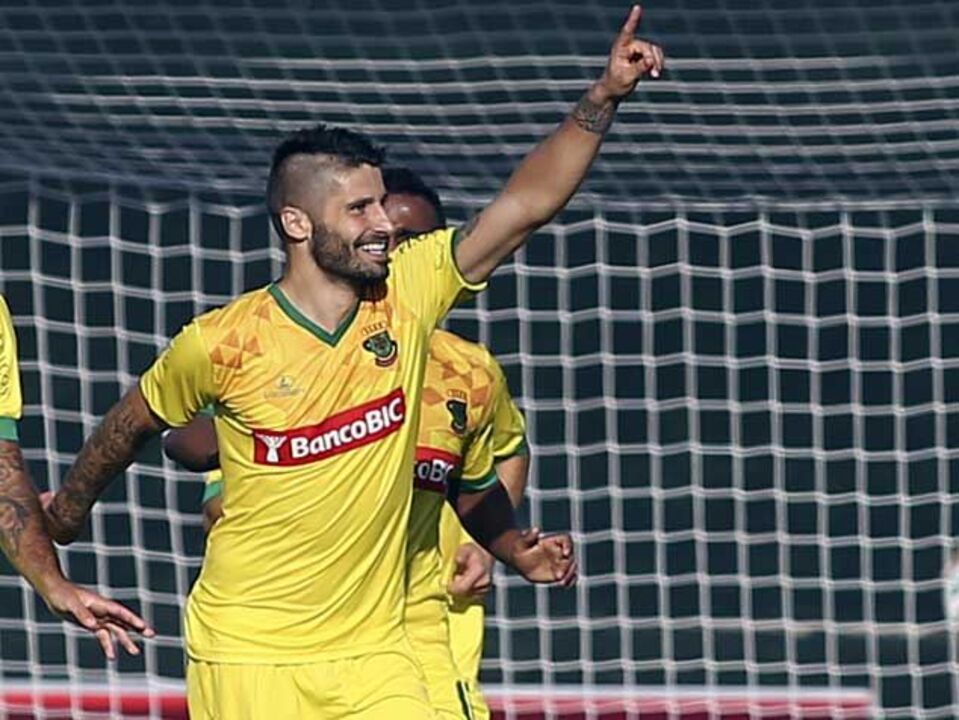 Matador pacense vira o jogo com um bis