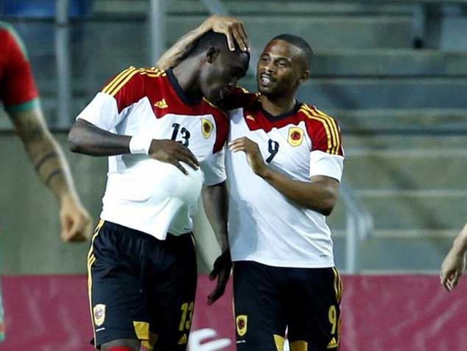 Angola goleia e volta à corrida