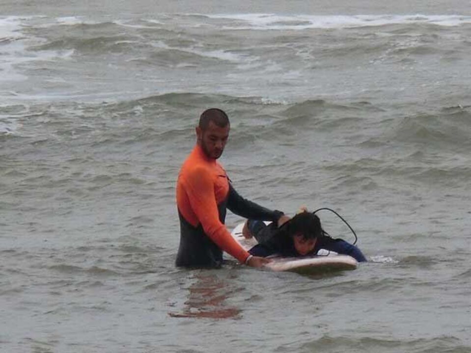 Pedro Barroso dá aula de surf a crianças invisuais