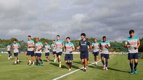 Onze jogadores em trabalho de recuperação no primeiro treino