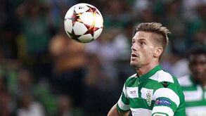 É Adrien e mais dez