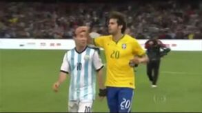 Messi irritado por Kaká lhe ter mexido no cabelo?