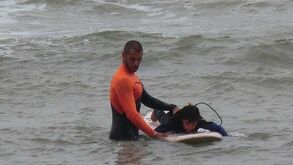 Ator Pedro Barroso dá aula de surf a crianças invisuais