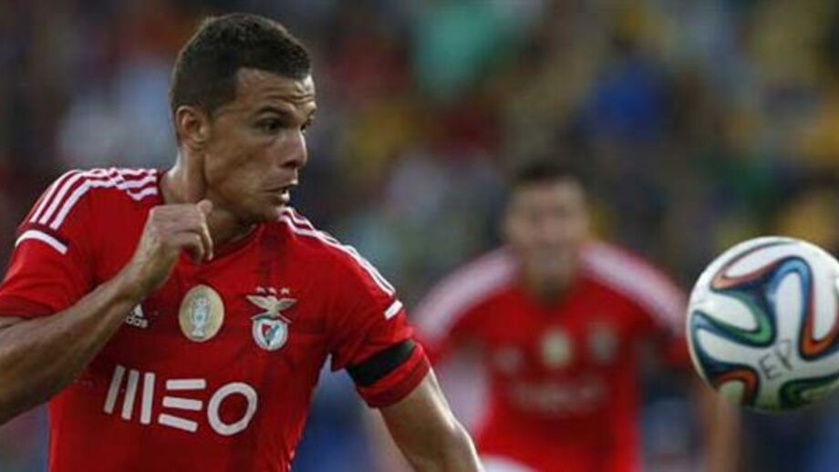 Lima à frente de Talisca para atacar o Arouca