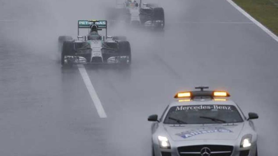 Hamilton vence GP do Japão sob bandeira vermelha