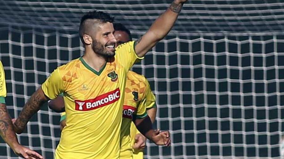 Matador pacense vira o jogo com um bis