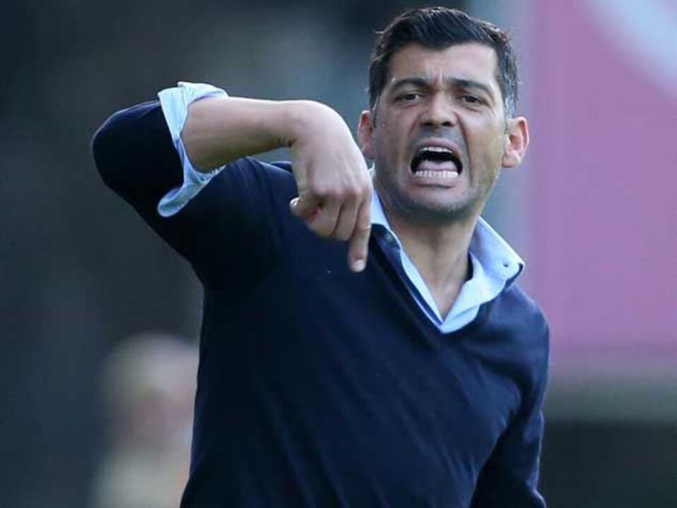Sérgio Conceição "atira-se" a Mozer em defesa da equipa