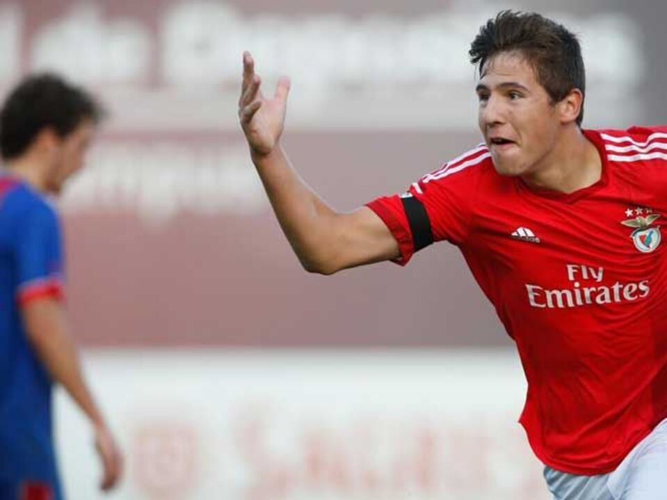 Iniciados: Benfica goleia Estoril (8-0)