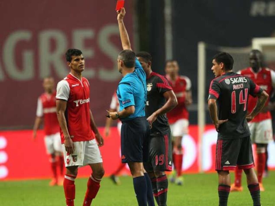 Árbitro do Sp. Braga-Benfica com nota muito baixa