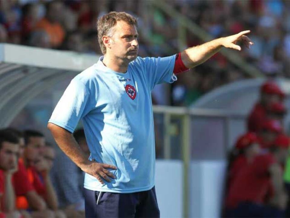 Oliveirense-Santa Clara, 1-0: Golo nos descontos dá liderança