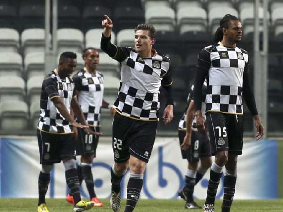 Central Carlos Santos garante vitória preciosa